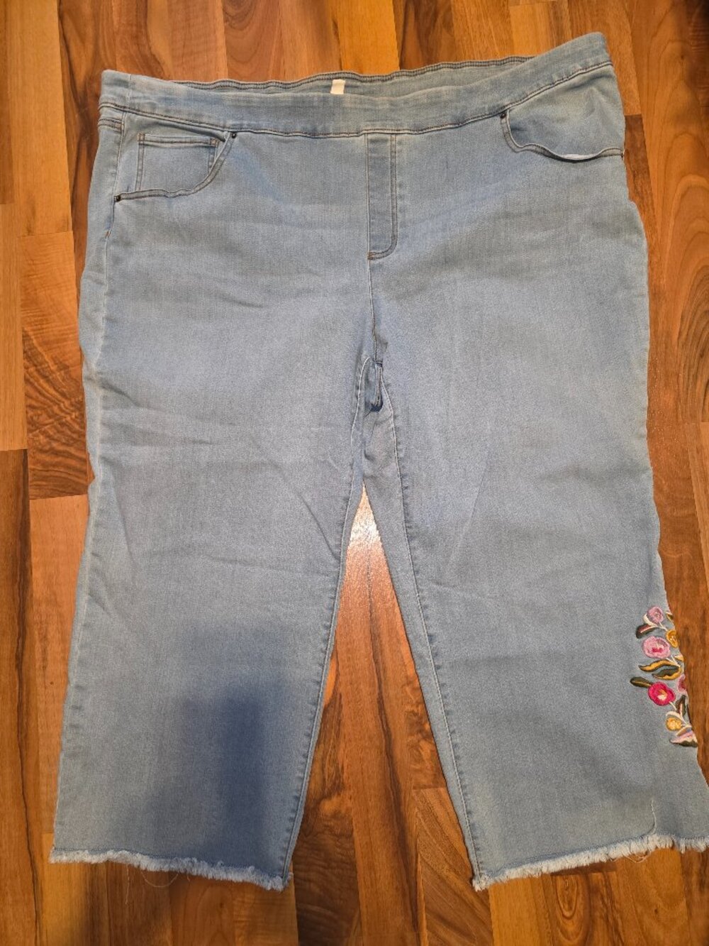 Women's capris jean with embroidery oi
